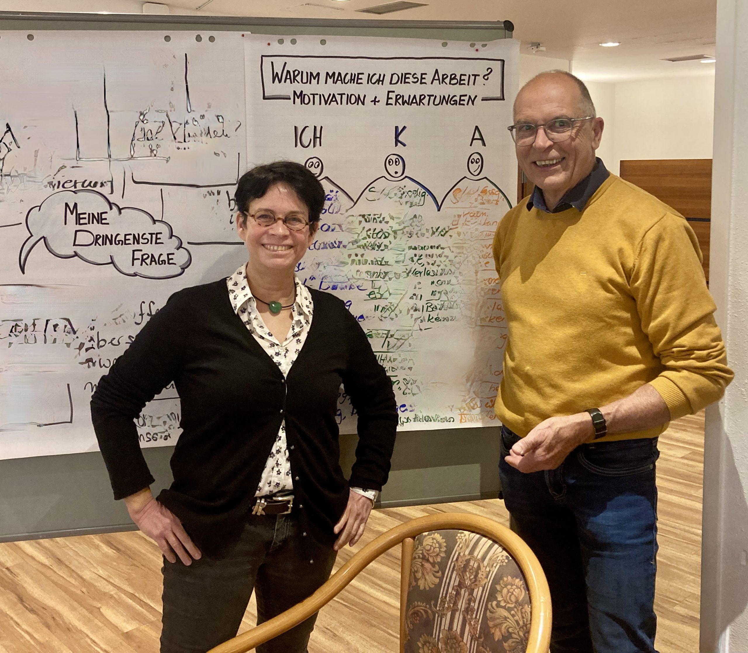 IMG_2932 Das Foto zeigt Marja Költzsch und Heinz Pilart vor einer Schautafel für den Workshop im November 2025